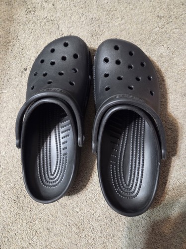 Crocs nere appena indossate