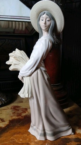 Very large lladro nao - large, girl