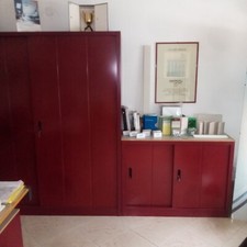 mobili da ufficio completo  di armadi , scrivanie e divano colore rosso/ grigio.