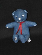 Peluche doudou ours OBAIBI OKAIDI jeans bleu ruban rouge 18 cm assis TTBE