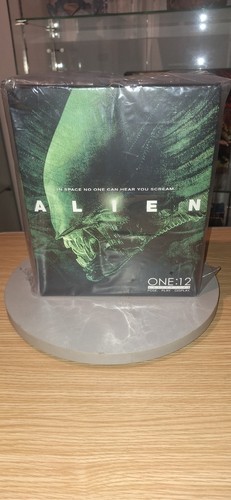 Alien action figure mezco - 1/12,