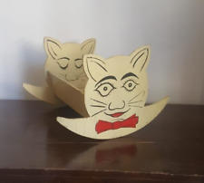 Culla a dondolo con facce di