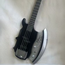 Cort Gene Simmons forma ascia