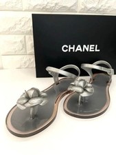 Sandali piatti Chanel grigio