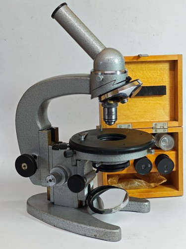 Microscopio vintage sovietico