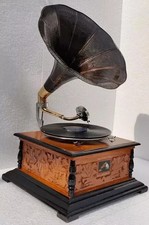 Antico grammofono HMV