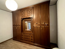 armadio camera da letto in legno massello con decorazioni