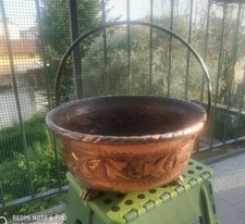 Portavaso, portafiori, catino in rame cesellato con motivi floreali