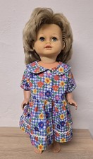 Simpatica bambola di plastica