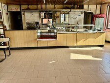 Attrezzatura ristorante, bar con bancone, cucina completa e tavoli