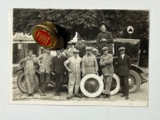Fotografia 5,5 x 8. Squadra di meccanici e tecnici accanto a un'automobile.