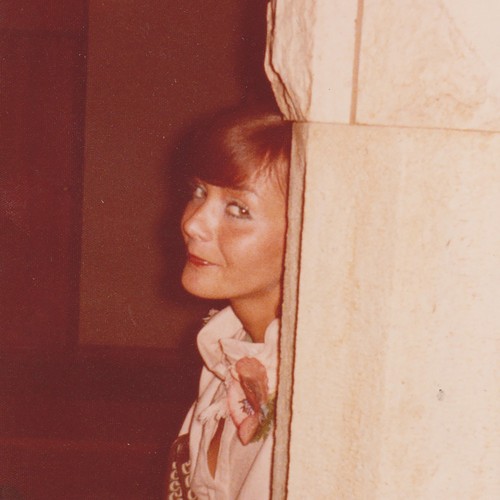 Bella giovane donna che