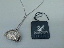 Collana con ciondolo sul retro