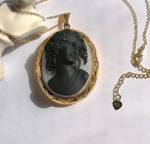 Collana medaglione ritratto