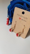Orecchini e collana fatti a mano con turchese rosso e filo di alluminio