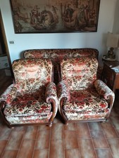 Divano con poltrone e tavolo con sedie per salotto