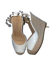 Scarpe da donna con zeppa, presentano delle borchie sul cinturino, comode 