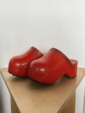 Zoccoli rossi in legno a bolle