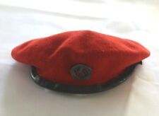 Basco rosso Organizacion Juvenil Espanola con distintivo Quien Serve - 1950