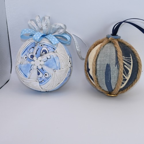 Ornamenti trapuntati fatti - , a
