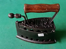 ANTICO FERRO DA STIRO A CARBONE IN GHISA E LEGNO PUNZONATO  PRIMI '900. CO84