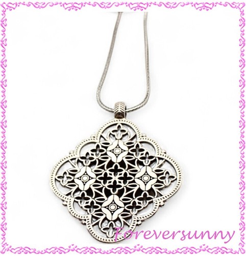Collana con ciondolo lungo