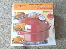 Nordic Ware Bollitore Rosso da Interno/Esterno Affumicatore Girarrosto in Legno, Fino a 5 Lbs di Cibo 