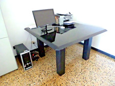 Tavolo sala in frassiono ebanizzato con lastra in cristallo