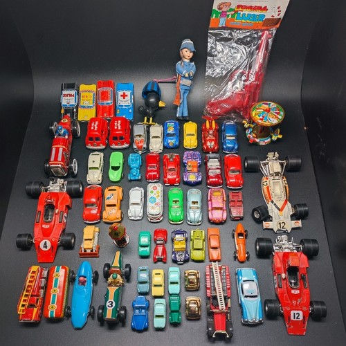 Tra automobili giocattoli - e,