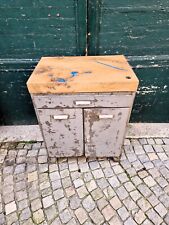 Credenzina/scrittorio in ferro e piano estraibile in legno di cedro.