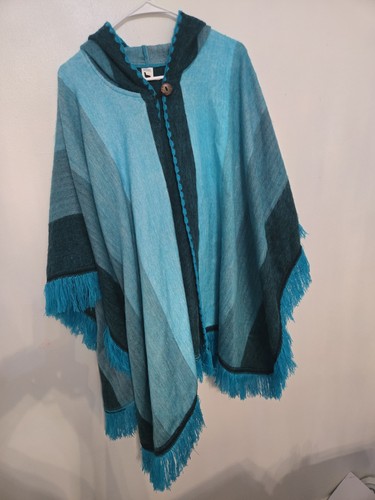 Poncho aperto con cappuccio