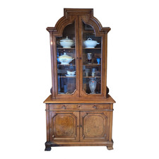 Credenza con vetrina in legno di noce, Italia, della seconda metà del XIX secolo