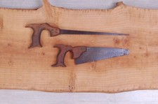 Coppia di vecchie piccole seghe a mano, prima metà del ‘900.