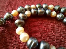 COLLANA DONNA PERLE BIANCHE-NERE diFiume Naturali chiusura magnetica 64 cm NUOVA