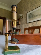 Piccolo microscopio monoculare