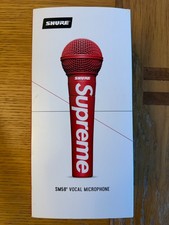 Supreme Shure SM58 Microfono Vocale Rosso FW20 | Ingranaggio Audio Da Collezione In Scatola