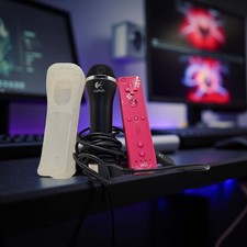 Nintendo Wii Remote Plus Rosa + Microfono USB Logitech + Set Accessori