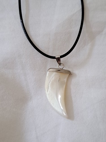 Collana con ciondolo dente - , di