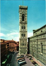 Veduta di autobus e auto