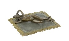 Scultura in bronzo raffigurante una donna nuda su un tappeto replica design retr
