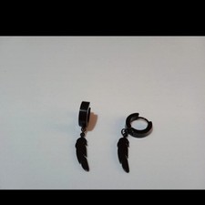 Orecchini a cerchietto nero con piuma unisex