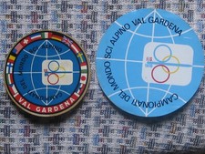 2 ADESIVI CAMPIONATI DEL MONDO 1970 SCI ALPINO VAL GARDENA BOLZANO CM 14 E CM 11