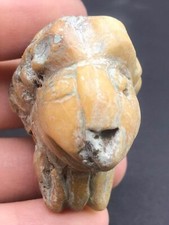 Antica statua testa di pietra