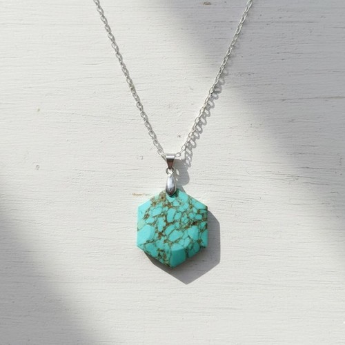 Collana con ciondolo esagonale