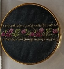 Porta cipria decorata a sbalzo