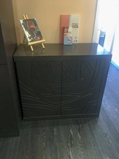 Armadietto basso di colore grigio scuro con due ante con apertura a pressione