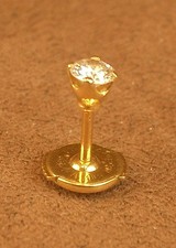 Une seule boucle d'oreille en