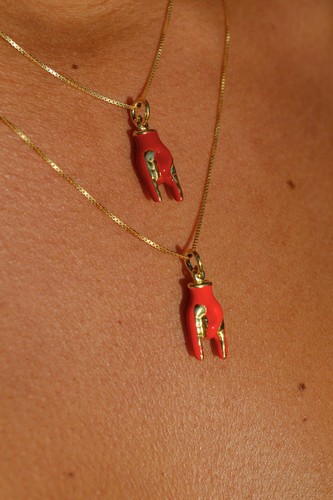 Collana con ciondolo mano