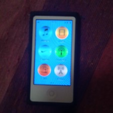 iPod Appol MP3 touch retro Verde fronte bianco con cover 