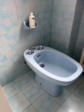 sanitari di colore azzurro